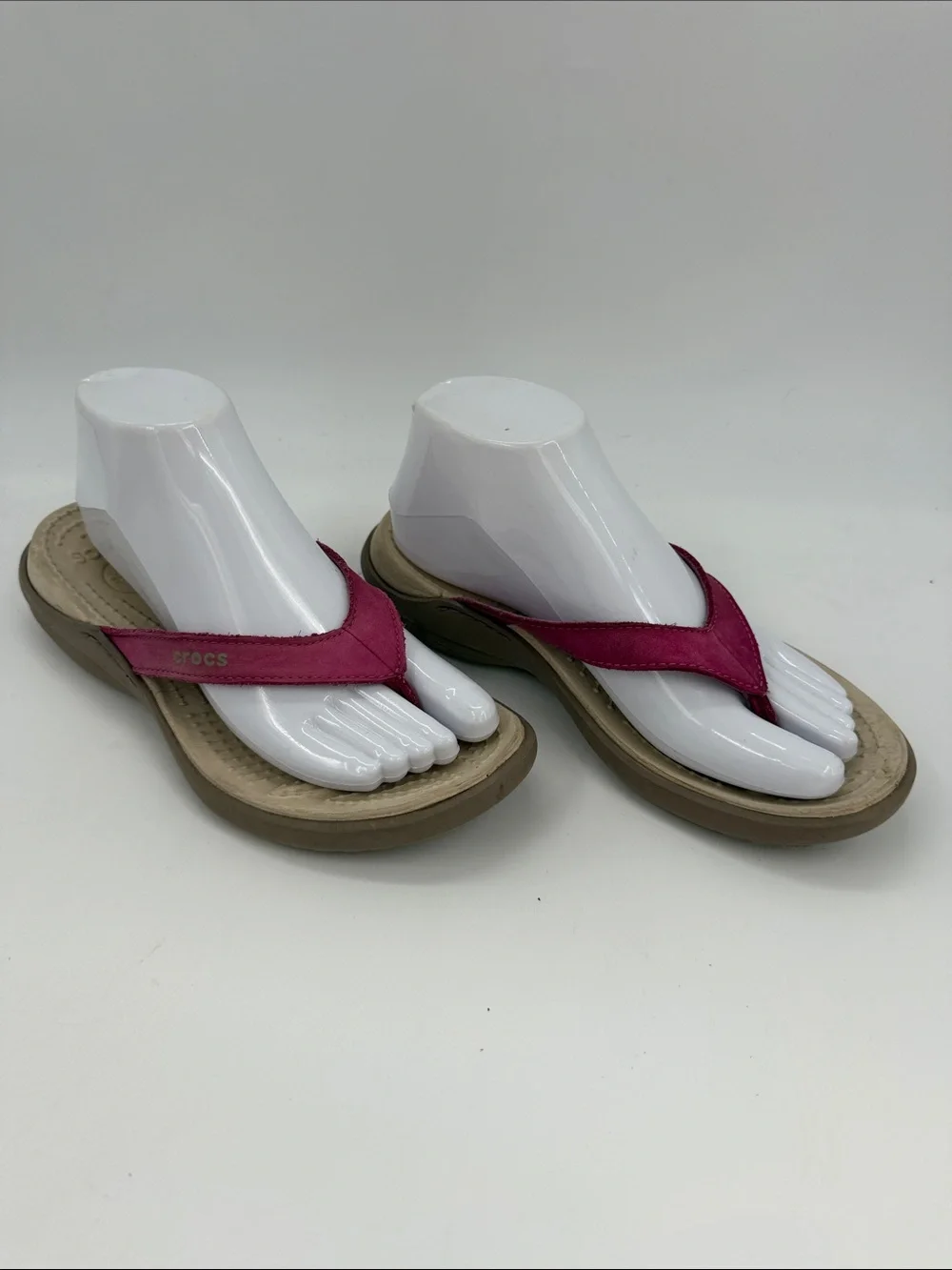 CROCS Capri IV Women's Size 7.0 Fuchsia Suede Cream Footbed